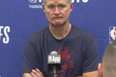 看來還是有點(diǎn)嚴(yán)重！科爾：庫里G2可能上不了場，腿筋拉傷很難堅(jiān)持比賽