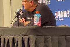 芬奇：華子是球隊(duì)領(lǐng)袖，他必須站出來奠定基調(diào)，不該再讓我提醒他們保持斗志