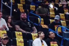 慈眉善目！在場上翻江倒海的約老師，在家里也只能是小約！