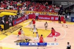 太哇塞了！孫銘徽打進2+1后，場邊穿搭惹火的美女起身慶祝！