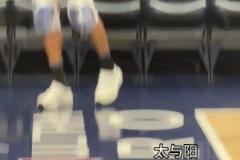 看著心疼??！庫(kù)里熱完身受傷的手指跟膝蓋纏著厚厚的冰袋