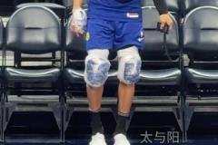 緊繃神經(jīng)！庫(kù)里賽前熱身往膝蓋纏了兩塊大冰袋！