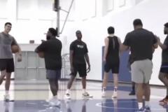 速度變快了？楊瀚森赴美特訓(xùn)：底角三分4連中 籃下?lián)烨?連扣