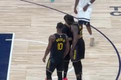 以下克上！勇士客場拿下半決賽首勝，賽后勇士眾將擊掌相擁慶祝！