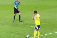 球迷解讀C羅肢體語言：快點(diǎn)來中圈開球！不然就回家睡覺