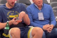 零食汽水一起上！真想不通約基奇是怎么成為聯(lián)盟第一人的