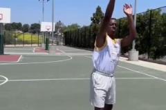 太搞了！外網(wǎng)網(wǎng)紅惡搞濃眉打球現(xiàn)狀！擊個(gè)掌都能傷是吧？