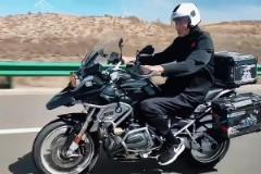 真帥啊！巴特爾騎著摩托旅行：走啊 曾夢(mèng)想仗劍走天涯~