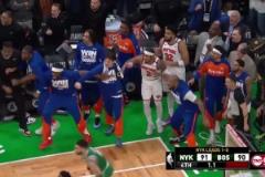 在場(chǎng)邊見(jiàn)證大橋搶斷絕殺，唐斯緊握雙拳振臂怒吼！！