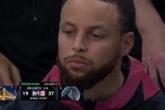 華子被踩傷痛苦倒地，鏡頭給到場(chǎng)邊的庫里，兩眼無神！