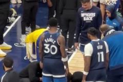 華子被TJD踩傷倒地，追夢(mèng)也上前查看，隨后華子被攙扶下場(chǎng)