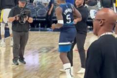 也是耐殺王！華子被踩腳踝離場幾分鐘后就回來熱身 下半場首發(fā)！