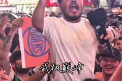 長相酷似唐斯的球迷帶領(lǐng)大家高喊“尼克斯四場晉級！”