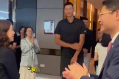 略顯拘謹(jǐn)！廣東名宿易建聯(lián)和前隊(duì)友王仕鵬現(xiàn)身廣州參加活動