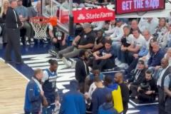 看華子被攙扶下場的樣子，感覺有點嚴(yán)重啊，千萬可沒有大礙