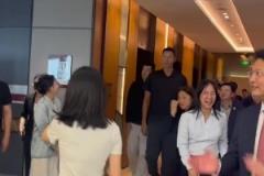 易建聯(lián)回國出席活動，出緋聞之后看起來更羞澀了