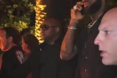 這是去哪玩？詹姆斯出行邊打電話邊拿著烈酒，保鏢在兩旁圍成人墻