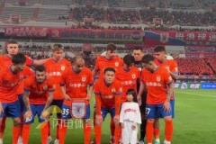 李源一女兒參加賽前合影，一下子撞到謝文能的心巴上