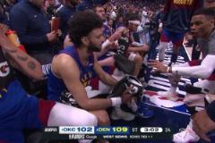 永葆激情！加時領(lǐng)先暫停時威少給隊友狂煲雞湯