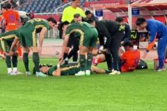 受傷的克雷桑、孫國文，治療的前隊醫(yī)桑德羅，滿屏的泰山隊元素