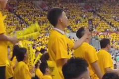 比臟話還有殺傷力？客場球迷唱《媽媽好》，張鎮(zhèn)麟母子面色鐵青