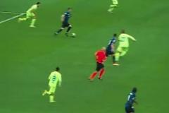 國(guó)米老將姆希塔良的反擊推進(jìn)能力讓巴薩的小將們也有些吃不消