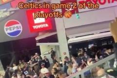 這就是紐約！紐約洋基隊棒球比賽中得知尼克斯再勝綠軍全場沸騰！