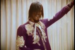 MV里的巴特勒，造型挺別致啊