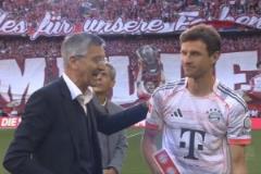 致敬傳奇！拜仁賽前為穆勒舉行告別儀式！