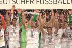 生涯首冠高舉沙拉盤！網(wǎng)友調(diào)侃：凱恩也算是有舉杯經(jīng)驗了！