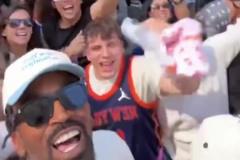 喲這不是詹皇的御用侍衛(wèi)嘛！JR-史密斯到現(xiàn)場瘋狂鼓勁尼克斯