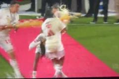 二娃還在輸出！穆勒偷偷從身后鎖住奧利塞，讓隊友噴啤酒