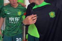 相當(dāng)有范兒，于大寶賽前激勵國安青訓(xùn)梯隊小球員