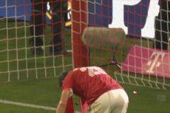 拜仁傳統(tǒng)藝能！奪冠慶祝儀式結(jié)束，安聯(lián)球場迎來啤酒??！