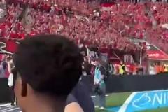 能帶好皇馬嗎？阿隆索爬上圍欄與藥廠球迷互動告別