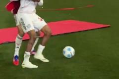 面對穆勒的防守，奧利塞的擺脫還是不行啊