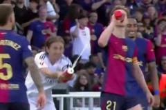 國家德比時魔笛向德容惡作劇噴水