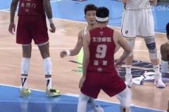 雷蒙頂防布朗，孫銘徽不滿反撞被吹進攻犯規(guī)&驚訝攤手表示不解！