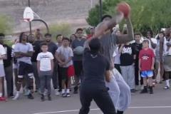 肯豆沒想到風(fēng)頭居然被Lisa搶了，瞪了一眼憤憤離開