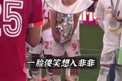 猶如范進(jìn)中舉！凱恩獎盤不離身，在一旁傻笑