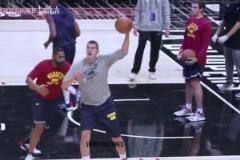 后面得拿出第一人的表現(xiàn)?。∫荤R到底看約老師無差別單打訓練師！