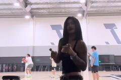 女友鏡頭前熱舞，可以看到后面訓(xùn)練的李添榮