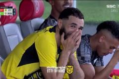 看到隊(duì)友開出的最后一個(gè)角球，本澤馬在場邊繃不住了