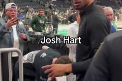 暖男！小球迷想找哈特簽名結(jié)果筆掉了，哈特重新回來給球迷簽名！