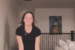 能駕馭么？弗拉格女友看著比他壯一些 ！