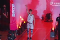 未來(lái)男籃希望？中國(guó)小將淡厚然在NCAA對(duì)位準(zhǔn)狀元弗拉格！