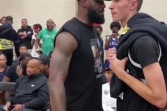 未來是你的？詹姆斯觀看弗拉格比賽 不知道賽后說了什么悄悄話？