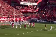 這球場氛圍無敵！現(xiàn)場感受蒙鐵爾無敵“倒掛金鉤”