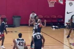 未來(lái)隊(duì)友？！弗拉格美國(guó)隊(duì)內(nèi)訓(xùn)練單挑迎射濃眉，隨后破壞濃眉進(jìn)攻