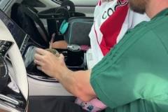 一位粉絲有幸見到帶全家出去玩的梅西，并拿著河床球衣要到簽名